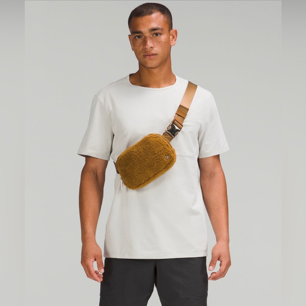 Lululemon Everywhere Belt Bag 
Burnt Caramel *Fleece* Sherpa JUST FEW LEFT 🎉 - Picture 2 of 7